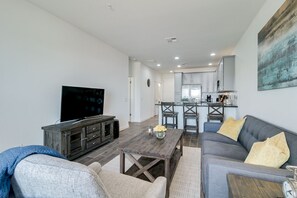 TV - Resort Condo! Walk to Rest. and Bars! 30 night Min (Chandler)