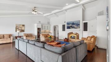 Smart TV, reproductor de DVD, futbolito y tenis de mesa