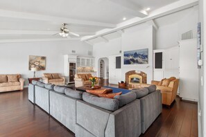 Smart-TV, DVD-spiller, fotballspill og bordtennis