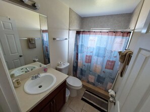 Shower, hair dryer, towels, shampoo - Apartment Eastside in Cape Coral/Duplex Sunny Splash - from 1,800 for 28 nights (Cape Coral)