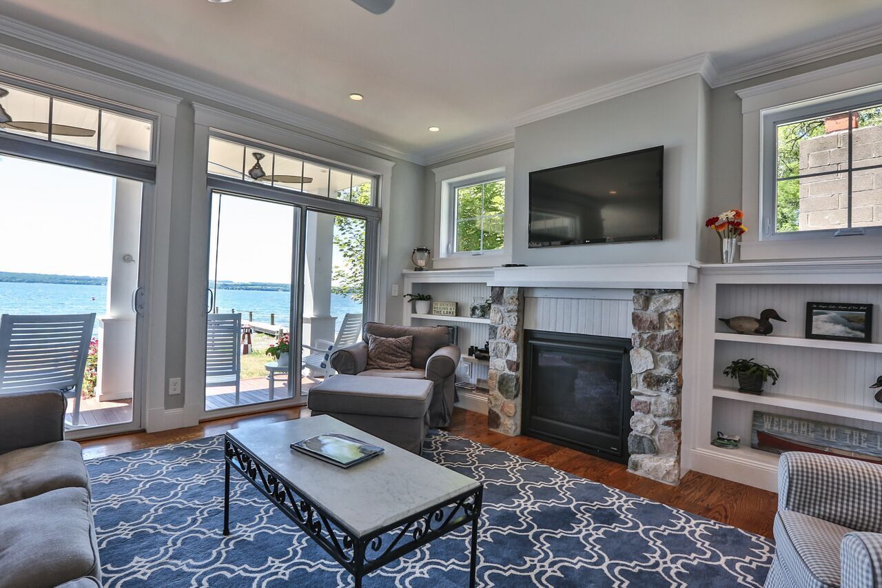 TV connectée, cheminée, lecteur de DVD, livres