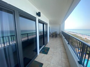 Outdoor dining - "Breakers East 705"~ 2BR/2BA~Reserved/Covered Parking Beach setup included (Destin)