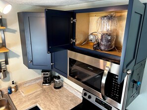 Fridge, microwave, oven, stovetop - Gulfport Art District! One block from the beach! (Gulfport)