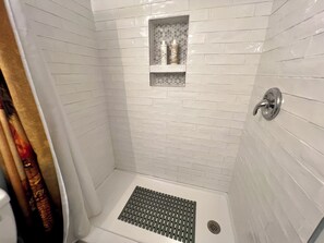 Bathtub, hair dryer, towels, soap - Gulfport Art District! One block from the beach! (Gulfport)