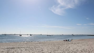 Beach nearby, sun loungers, beach towels