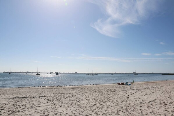 Playa en los alrededores, camastros y toallas de playa 