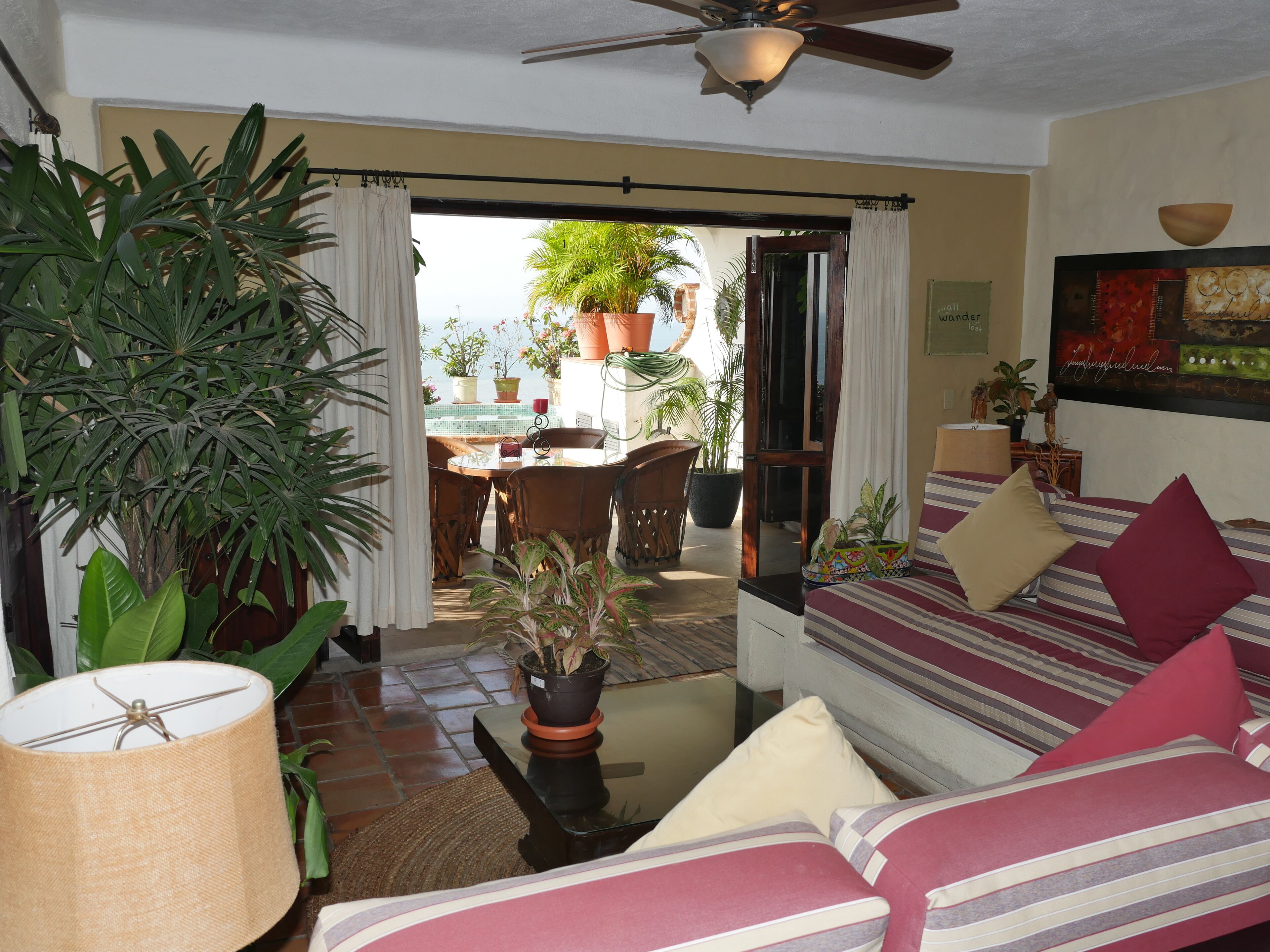 Una televisión, libros