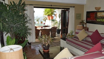 Una televisión, libros