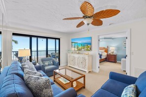 Smart-TV, Bücher, Musikbibliothek, Stereoanlage