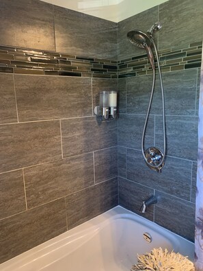 Ensemble baignoire-douche, baignoire à remous, séchoir à cheveux