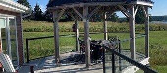 Oceanfront Elegant Hjem med Spillerom På Pittoreske Big Tancook Island