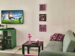 Apartment | Living room | Flat-screen TV - Herzelya Getaway (Herzliya)