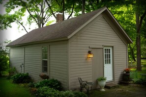 Luxury Cottage, 1 King Bed, Non Smoking, Hot Tub | Terrace/patio