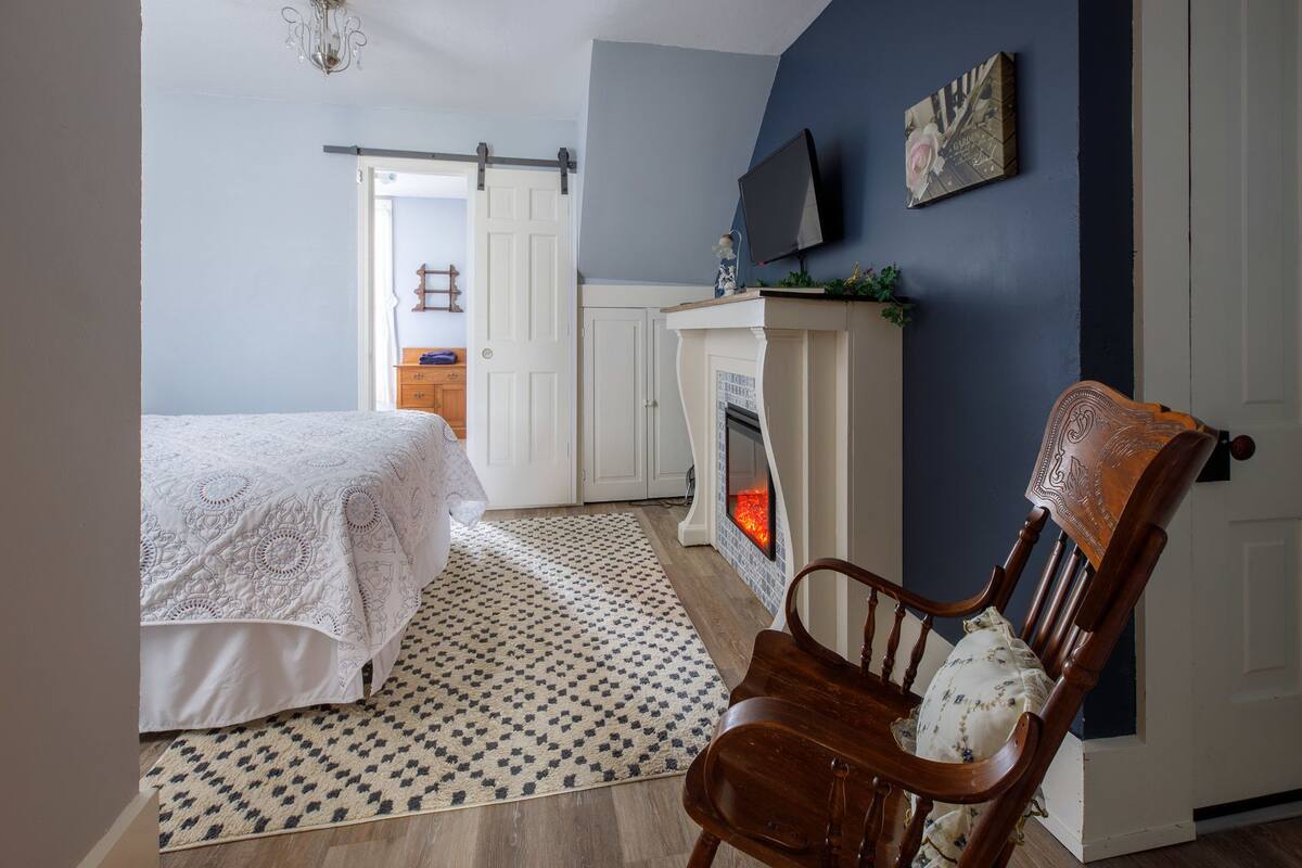Luxury Room, 1 Queen Bed, Non Smoking | Individually decorated, individually furnished, iron/ironing board