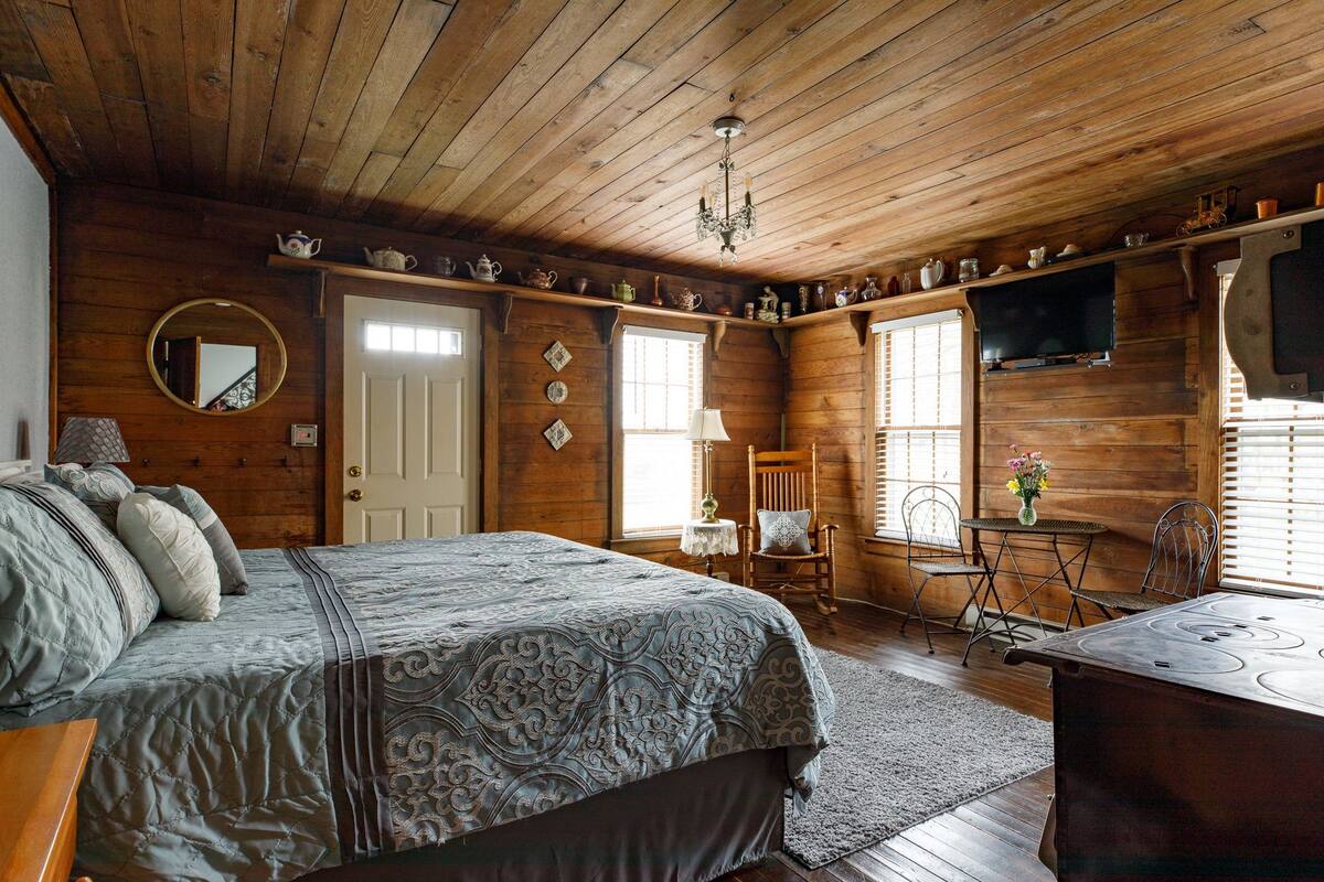 Luxury Cottage, 1 King Bed, Non Smoking, Hot Tub | Individually decorated, individually furnished, iron/ironing board