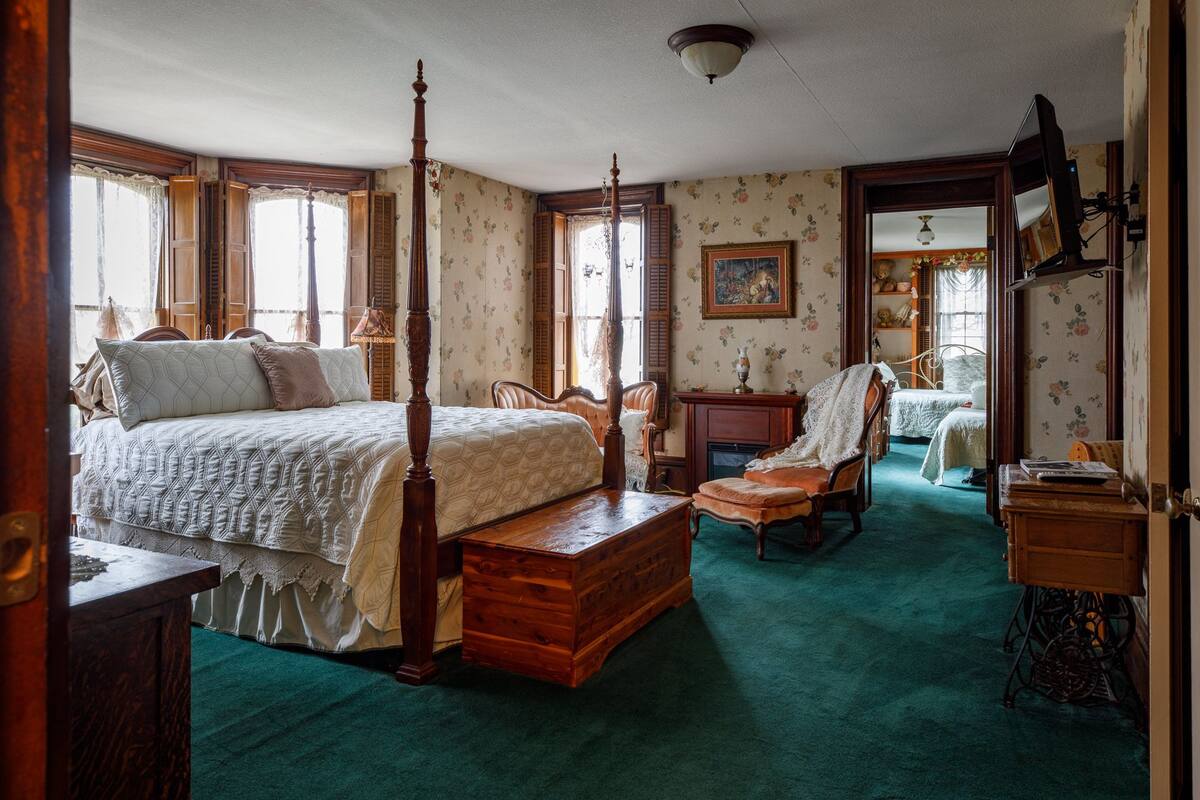 Luxury Suite, Multiple Beds, Non Smoking | Individually decorated, individually furnished, iron/ironing board