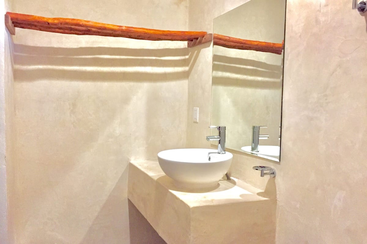 shower, rainfall showerhead, free toiletries, towels