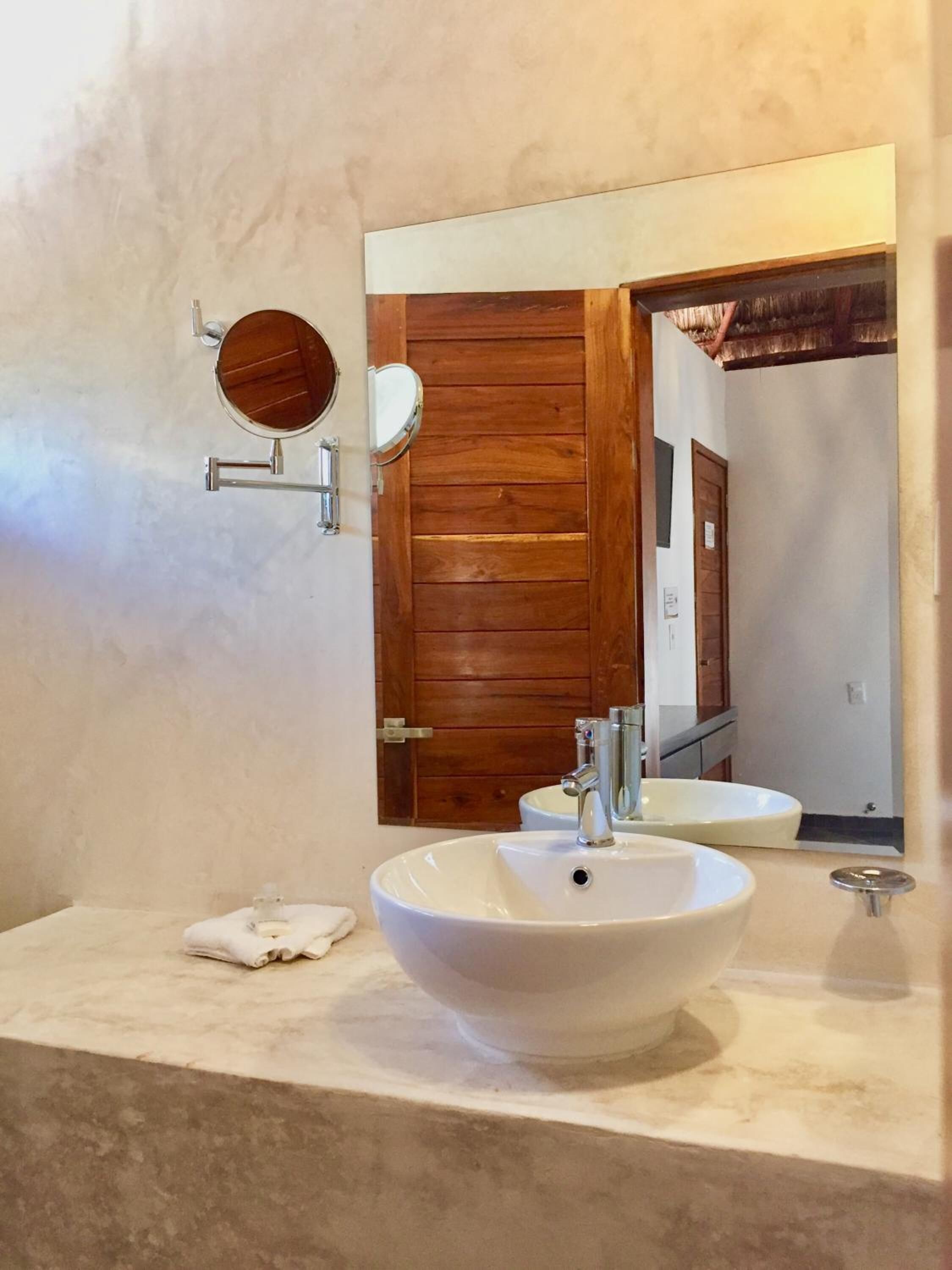 shower, rainfall showerhead, free toiletries, towels