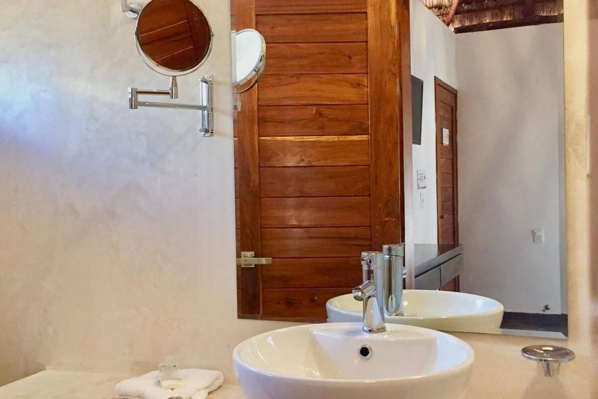 shower, rainfall showerhead, free toiletries, towels