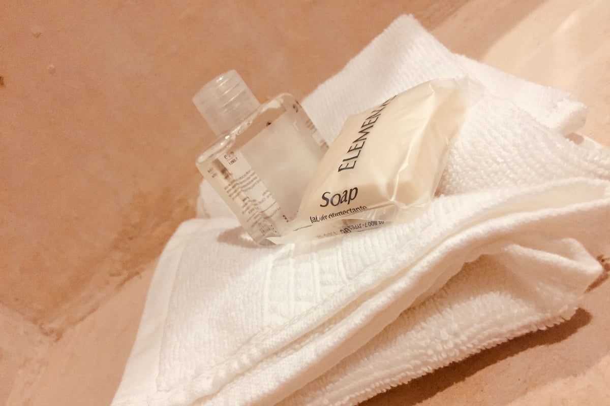 shower, rainfall showerhead, free toiletries, towels