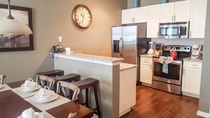 Apartamento | Cozinha privada | Geladeira, micro-ondas, fogão, cooktop