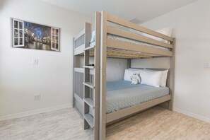 House | 3 bedrooms, iron/ironing board, rollaway beds, free WiFi