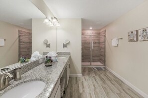 House, Multiple Beds (Villa De Tommaso - Solterra) | Bathroom - Villa De Tommaso - Solterra (Davenport)