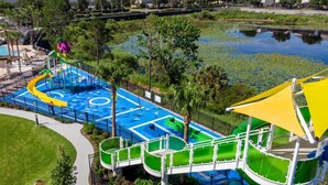 Ein Wasserpark mit Rutschen und Poolanlage, umgeben von viel Grün.