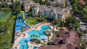 Ein Resort mit einem großen Schwimmbecken, einem Wasserpark und mehreren Apartmentgebäuden.
