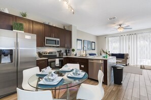 Maison | Cuisine privée | Réfrigérateur, micro-ondes, four, plaque de cuisson