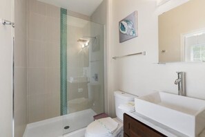 Casa | Banheiro | Secador de cabelo, shampoo