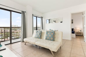 House | Living area | TV - Villa Yamagi - The Enclave Hotel & Suites (Orlando)