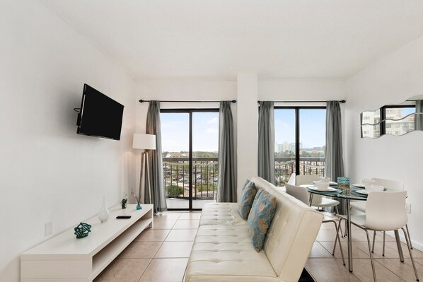 House | Living area | TV - Villa Yamagi - The Enclave Hotel & Suites (Orlando)