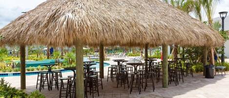Quầy bar bên hồ bơi