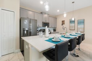 Casa, várias camas (VIlla Kerpen - Storey Lake) | Cozinha privada | Fogão, cooktop, lava-louças, talheres/pratos/utensílios de cozinha