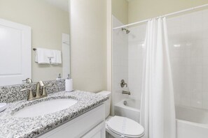 Casa, varias camas (Villa Dream - Storey Lake) | Baño | Secadora de cabello y shampoo 