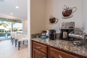 Casa, várias camas (Villa Veni Vici - Encore Resort at Re) | Café e/ou cafeteira