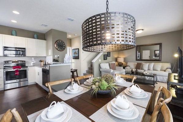 Apartment | In-room dining - Villa Gusta - Lucaya Village (Kissimmee)