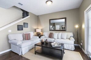 Apartment | 4 bedrooms, iron/ironing board, rollaway beds, free WiFi - Villa Gusta - Lucaya Village (Kissimmee)