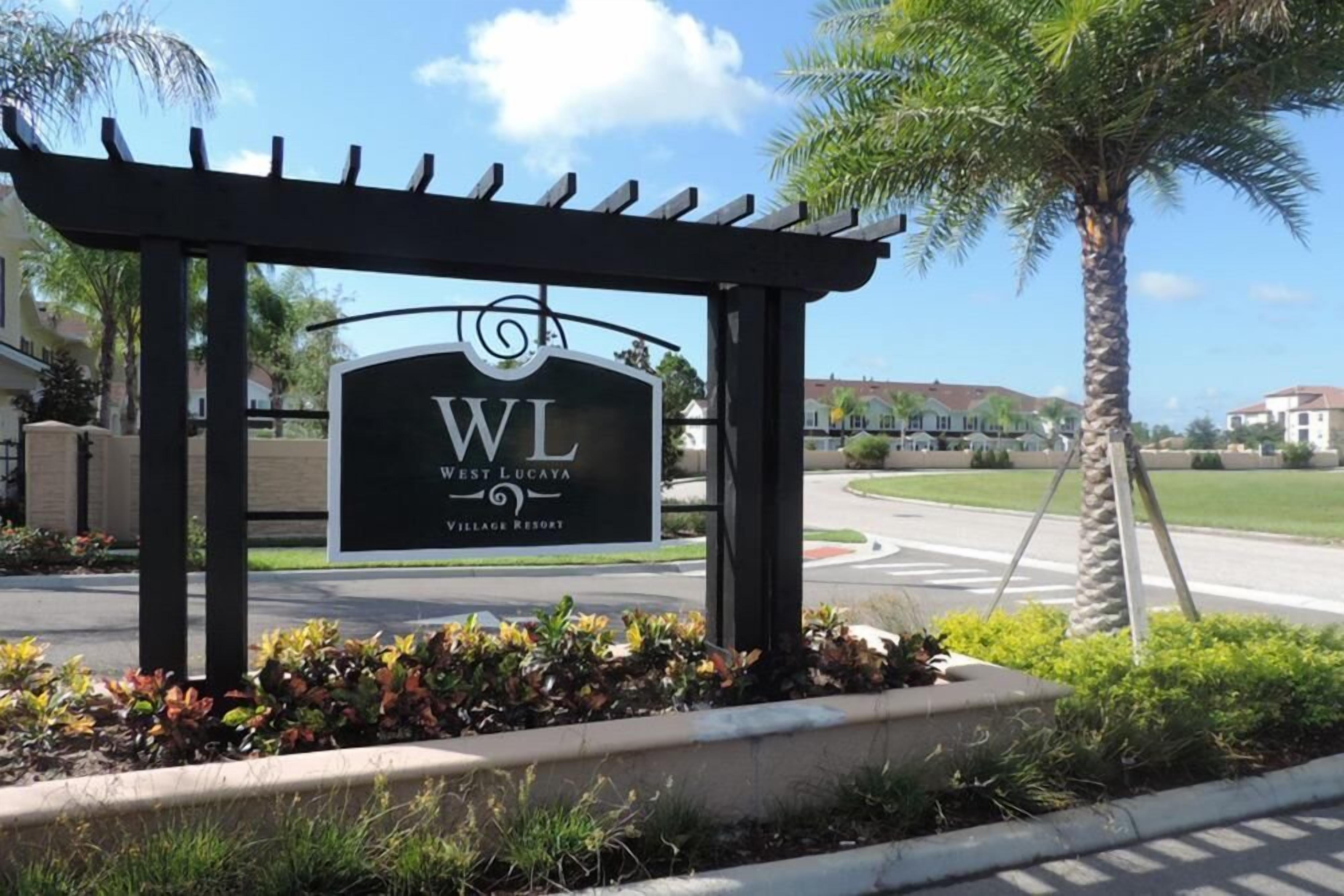 Une enseigne pour le West Lucaya Village Resort, avec une structure en forme de pergola.