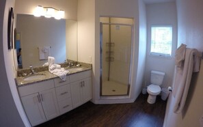 A bathroom with a shower, toilet, and sink. - Villa Leite (Kissimmee)