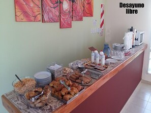 Desayuno de autoservicio incluido todos los días