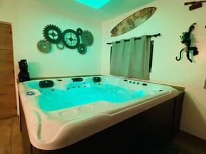 Lyxstuga - 1 kingsize-säng med bäddsoffa - icke-rökare - utsikt mot trädgården | Privat bubbelpool