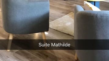 Premium studio, 1 tweepersoonsbed, keuken, aan tuin | Woonkamer | Een 80-cm ledtelevisie met digitale zenders en televisie