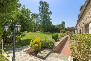 Terrace/patio - Domaine des trois châteaux (Moisenay)