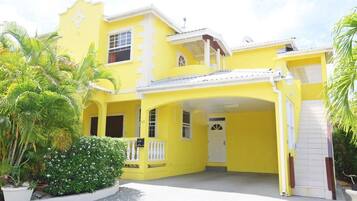 Pintu masuk properti
