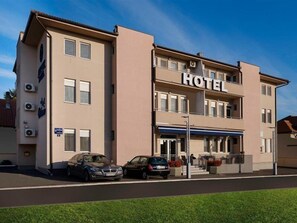 Exterior - Airport Garni Hotel Belgrade (Belgrade)