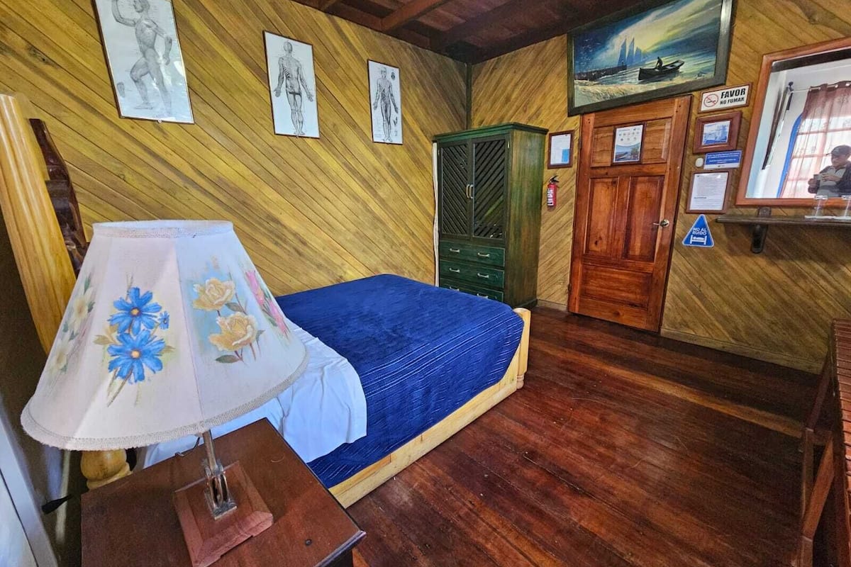Kamer | 1 slaapkamer, een kluis op de kamer, een strijkplank/strijkijzer