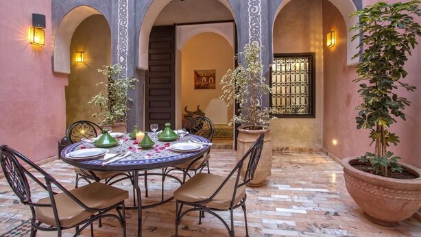 فطور من الأطباق المحلية مجانًا يوميًا