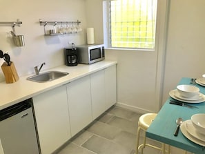 Quarto luxo | Cozinha privada | Geladeira, micro-ondas, cooktop, cafeteira/chaleira